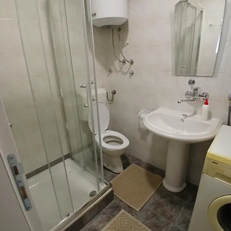 Private Apartment, Free Garage And Garden Apartamento *