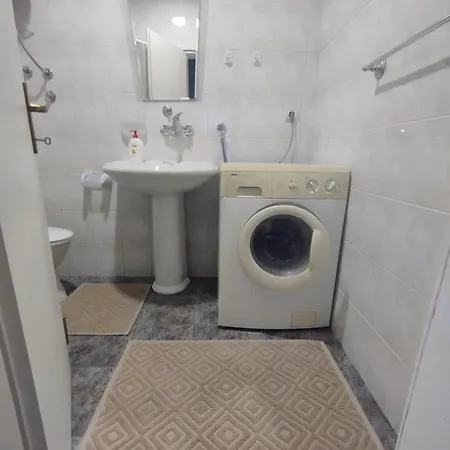 Private Apartment, Free Garage And Garden